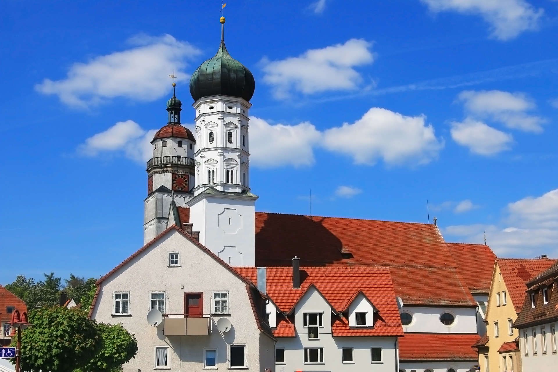 Firmenveranstaltung in einer großen Halle