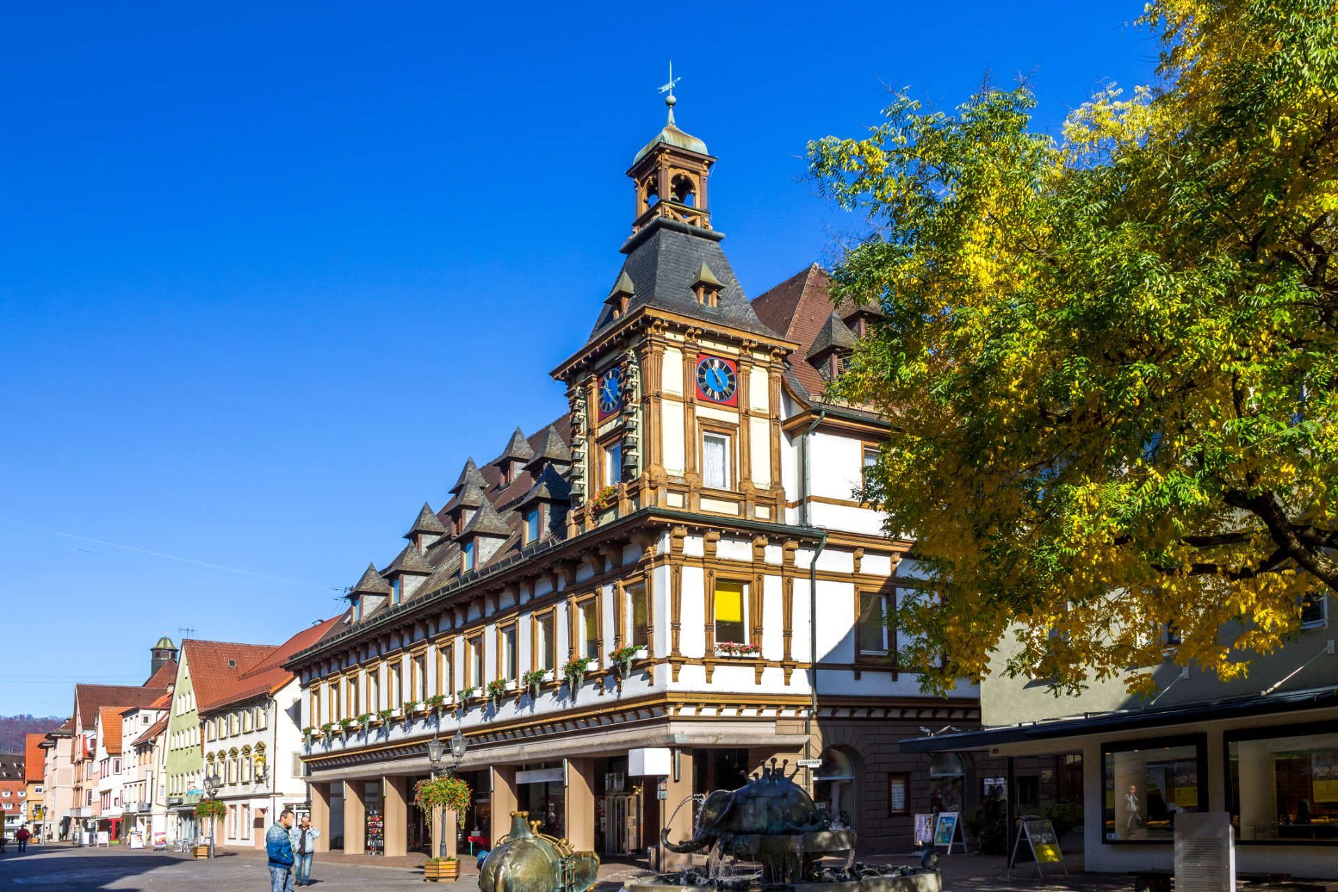 Messeaufbau mit Gerüsten, Tischen und Stellflächen