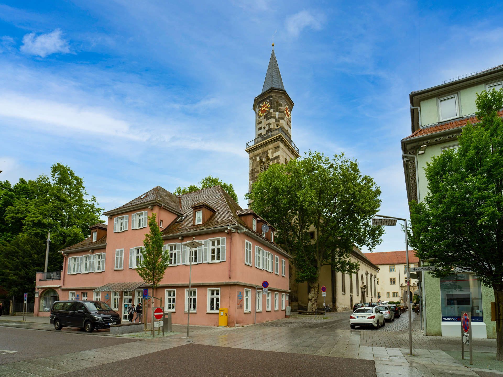 Bühnentechnik und Aufbau von Biertischen in einer Halle