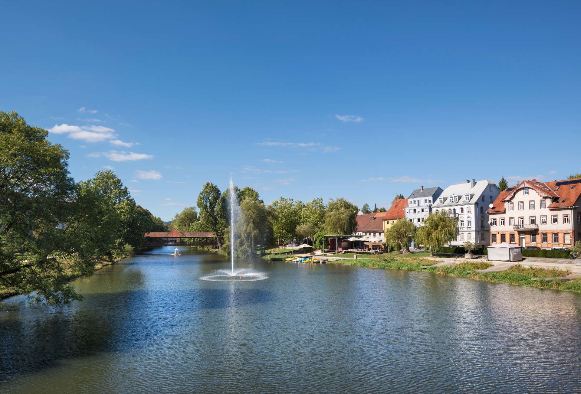 Ein Stehtisch in einem Lokal mit Kerzen
