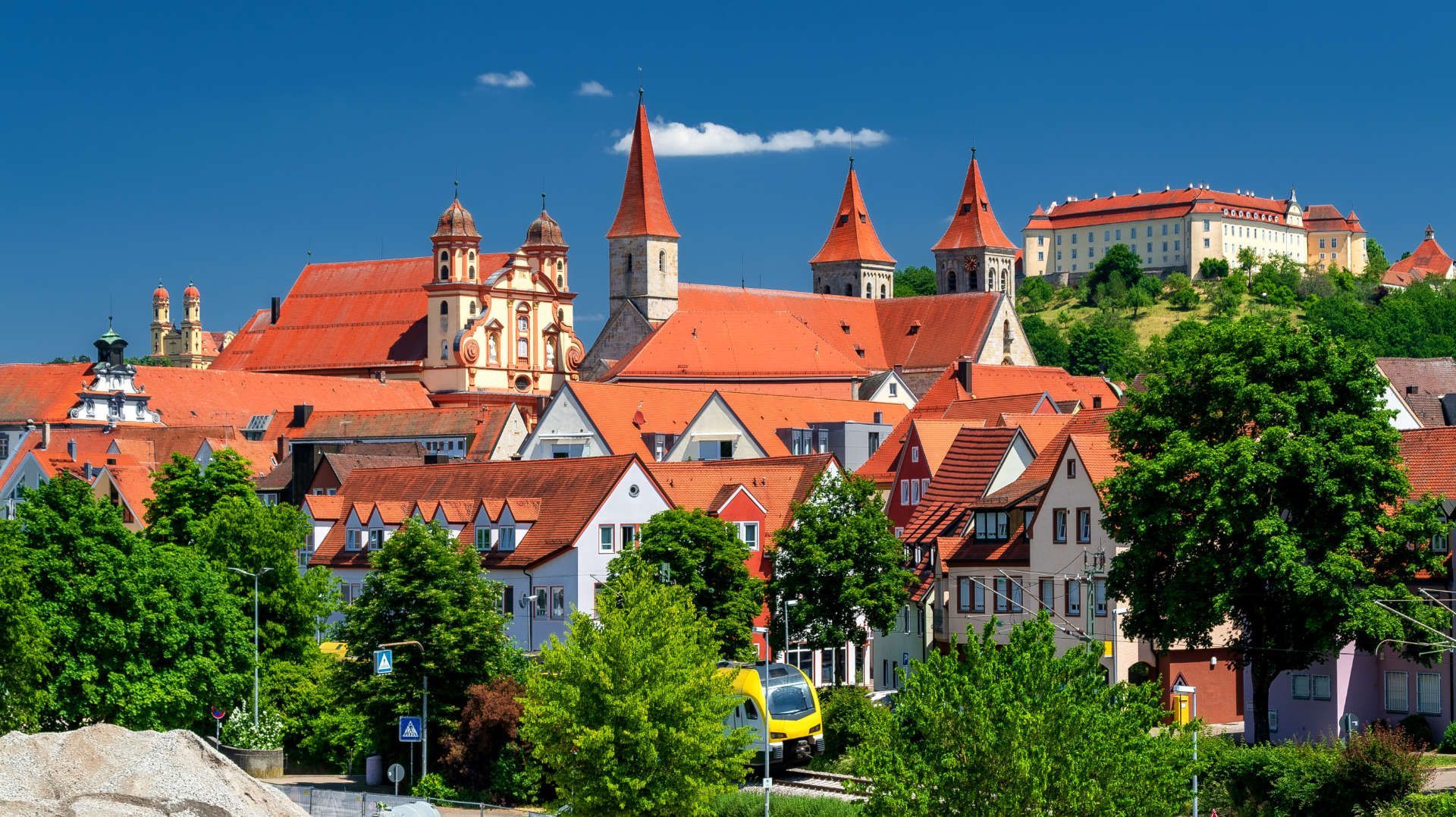 Aufbau von Lichteffekten und Dekorationen eines Events in einem alten Industriegebäude