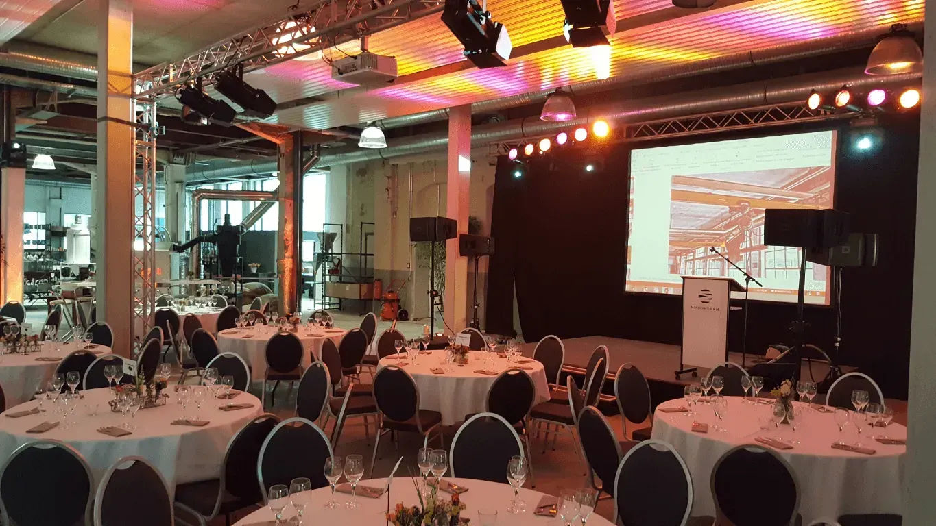 Dekorierter Saal der Manufaktur B26 für Tagungen und Ausstellungen mit Bühne