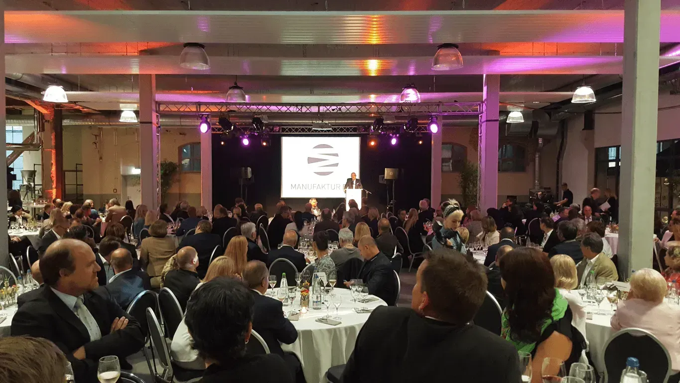 Dekorierter Saal der Manufaktur B26 für Tagungen und Ausstellungen mit Bühne