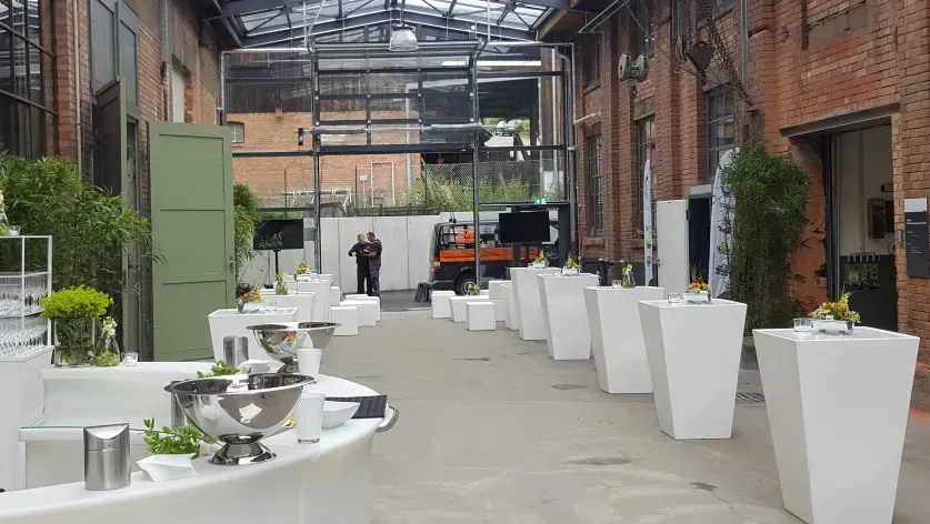 Dekorierter Saal der Manufaktur B26 für Hochzeiten