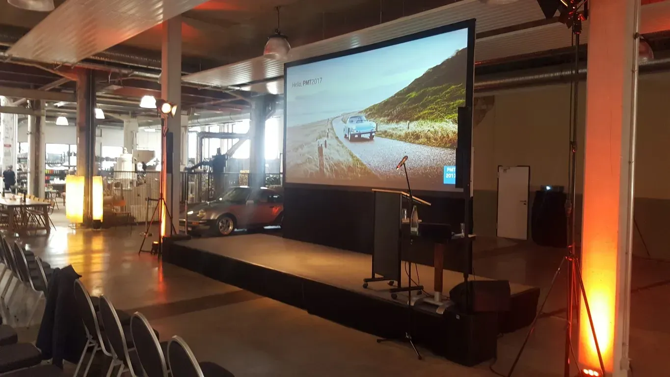 Dekorierter Saal der Manufaktur B26 für Tagungen und Ausstellungen mit Bühne