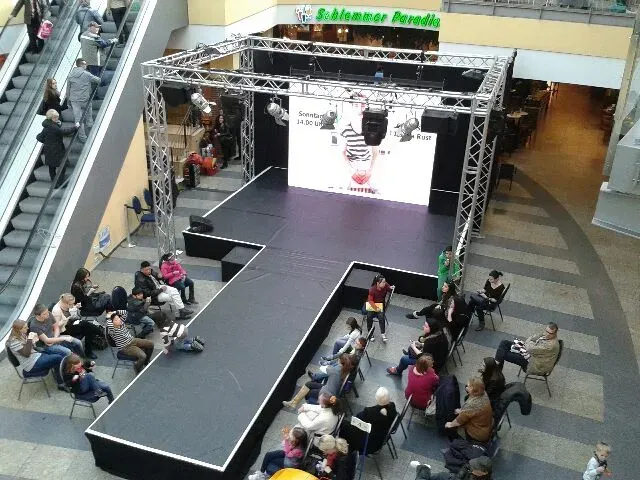 Bühnenvorbereitung für eine Modenschau in einem Einkaufszentrum