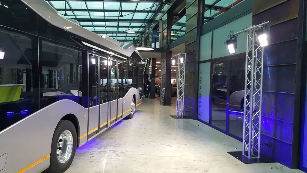 Ein Bus auf einer Messeausstellung in einem Saal