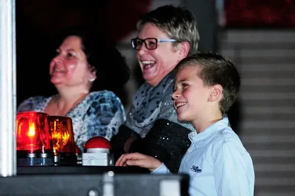 Fans sitzen nebeneinander und genießen das Konzert