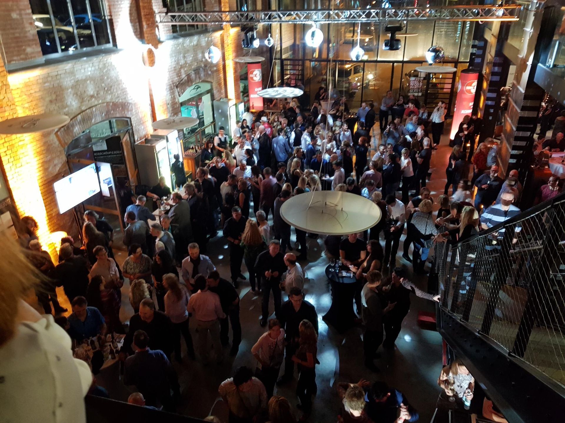 Publikum bei einer Messeausstellung