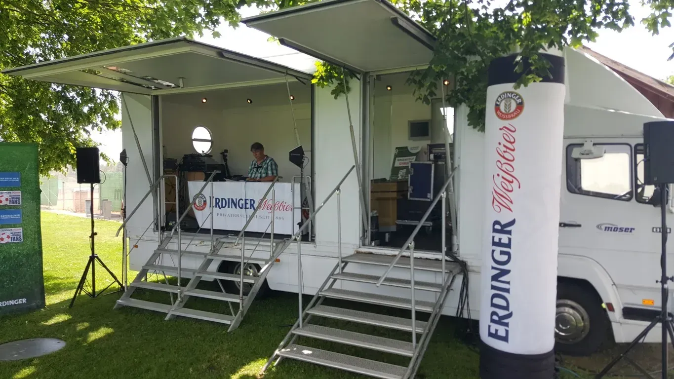 Van mit Veranstaltungsequipment von Moser Event plus für das Erdinger Meister Cup Event