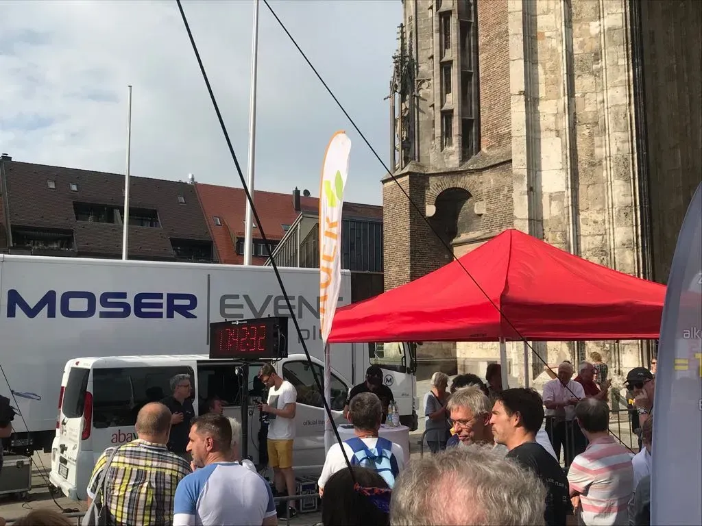 Zwischenstopp der OXXSPORT Marathonveranstaltung mit Zuschauern