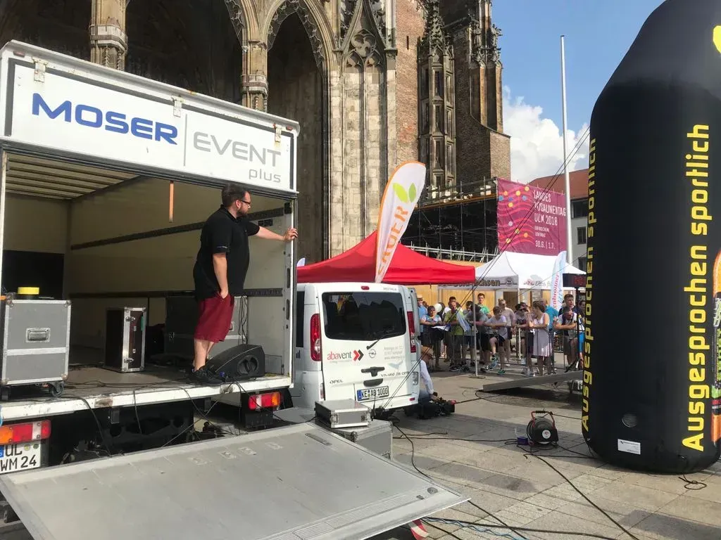 Moser Event plus Lieferwagen mit Equipment für das Marathon-Event