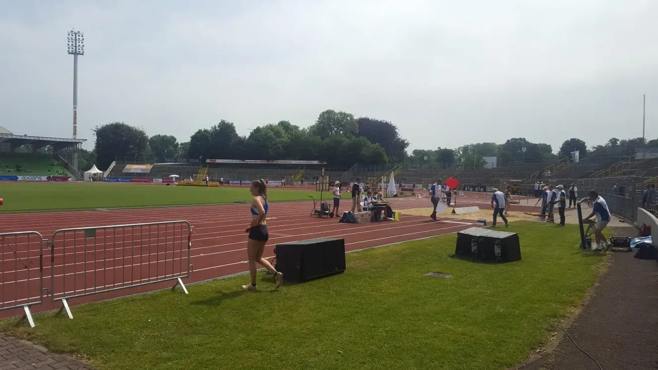 Sportler, die sich aufwärmen für einen Marathon