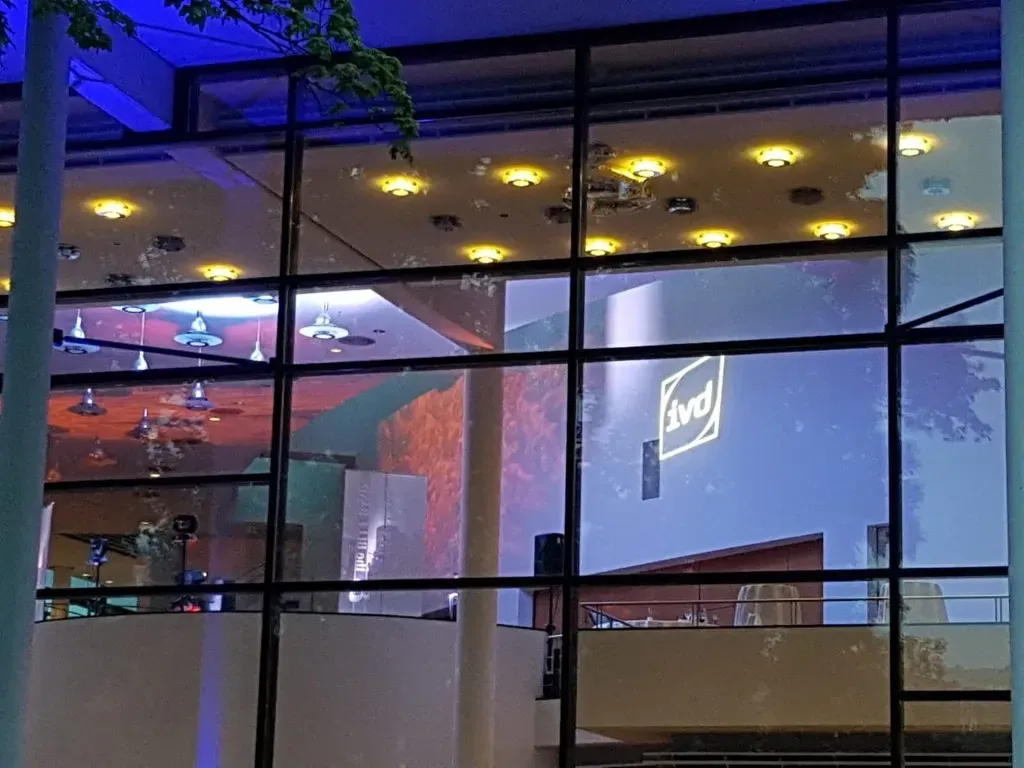 LED-Logos und Grafiken an den Wänden einer Eventlocation