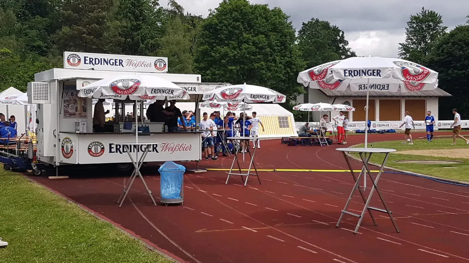 Aufbau von Stehtischen und Getränkewagen für das Event Erdinger Meister Cup