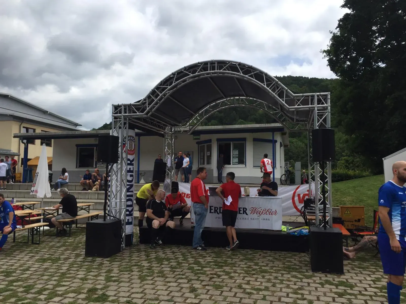 Aufbau einer kleinen Bühne beim Erdinger Meister Cup
