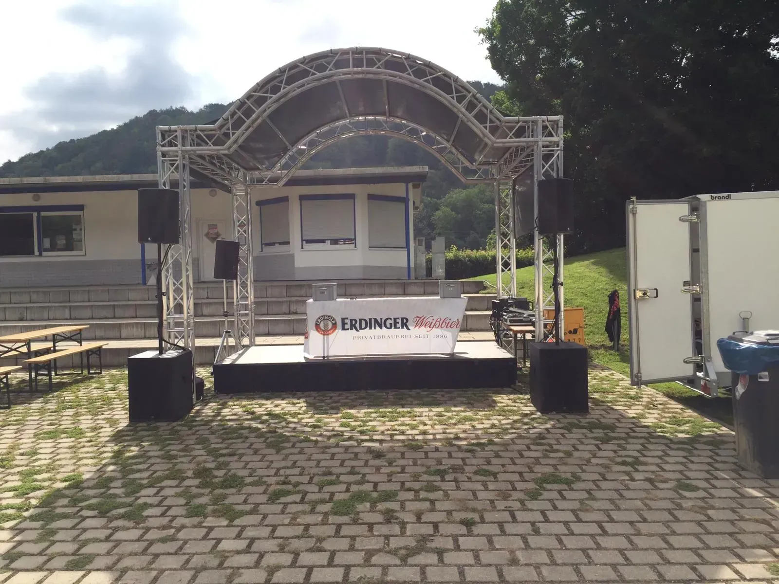 Aufbau einer kleinen Bühne beim Erdinger Meister Cup