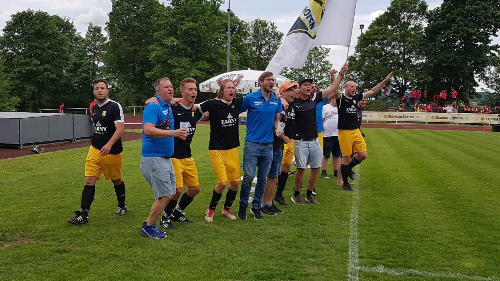 Jubelnde Fußballfans beim Erdinger Meister Cup