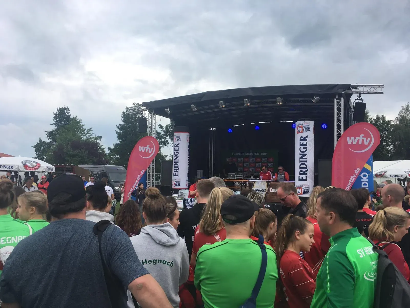 Erdinger Meister-Cup Bühne mit vielen Fans