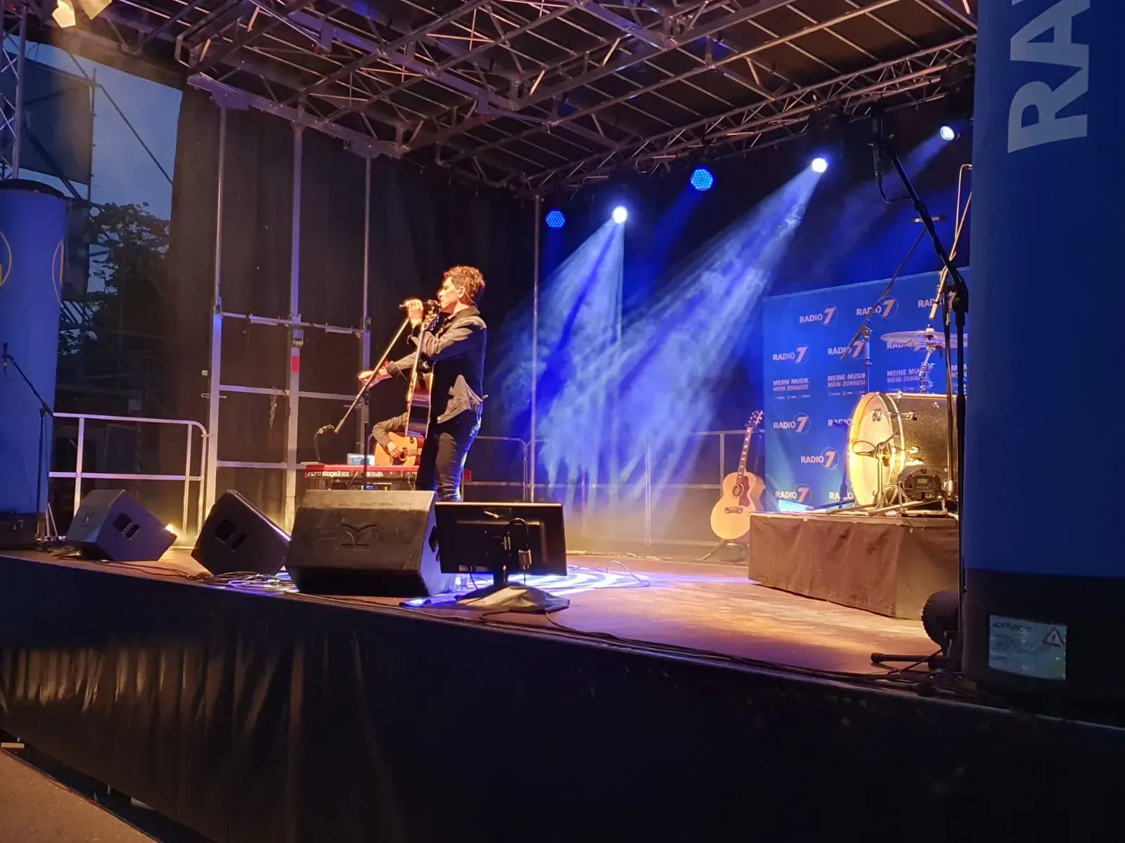 Liveauftritt von Paddy Kelly auf der Bühne von Radio7