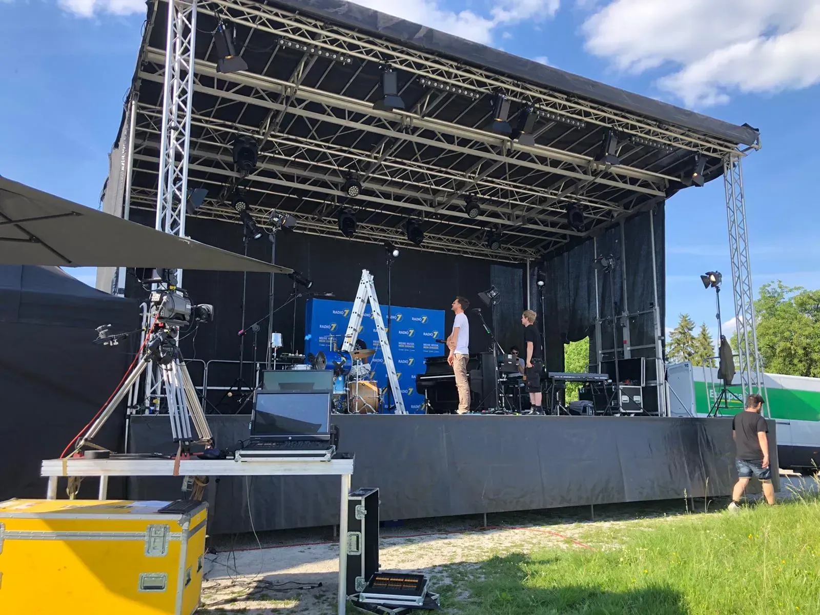 Eine große Bühne, die für ein Konzert vorbereitet wird