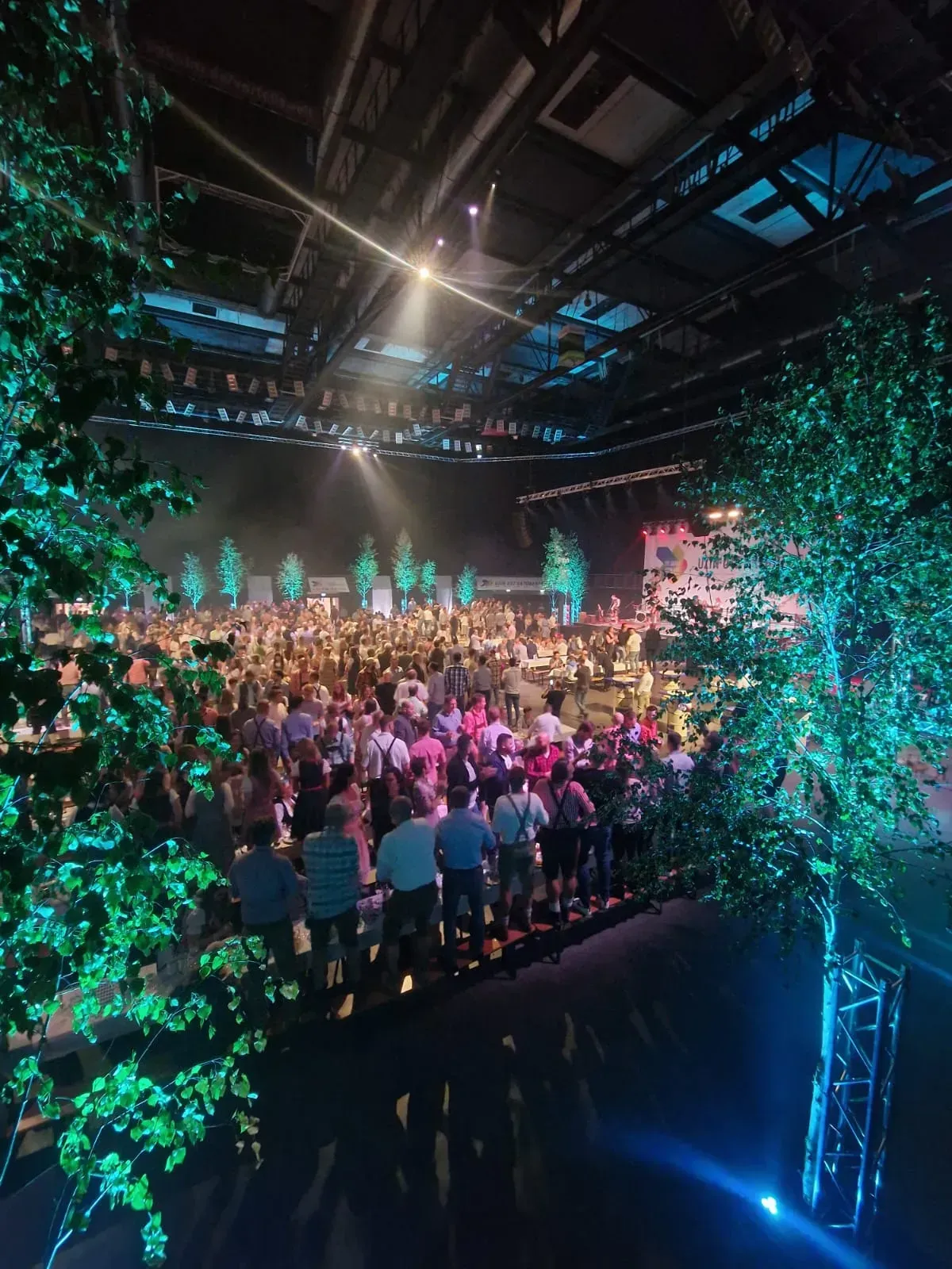 Location mit Bühne und Konfettikanonen