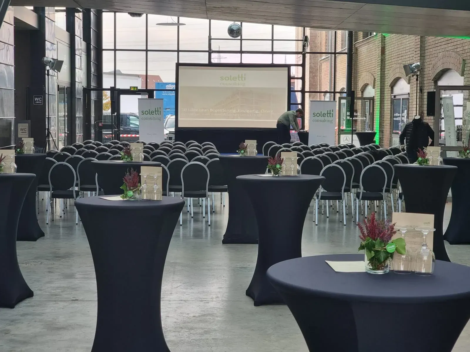 Aufbau eines Saals für eine Firmenveranstaltung