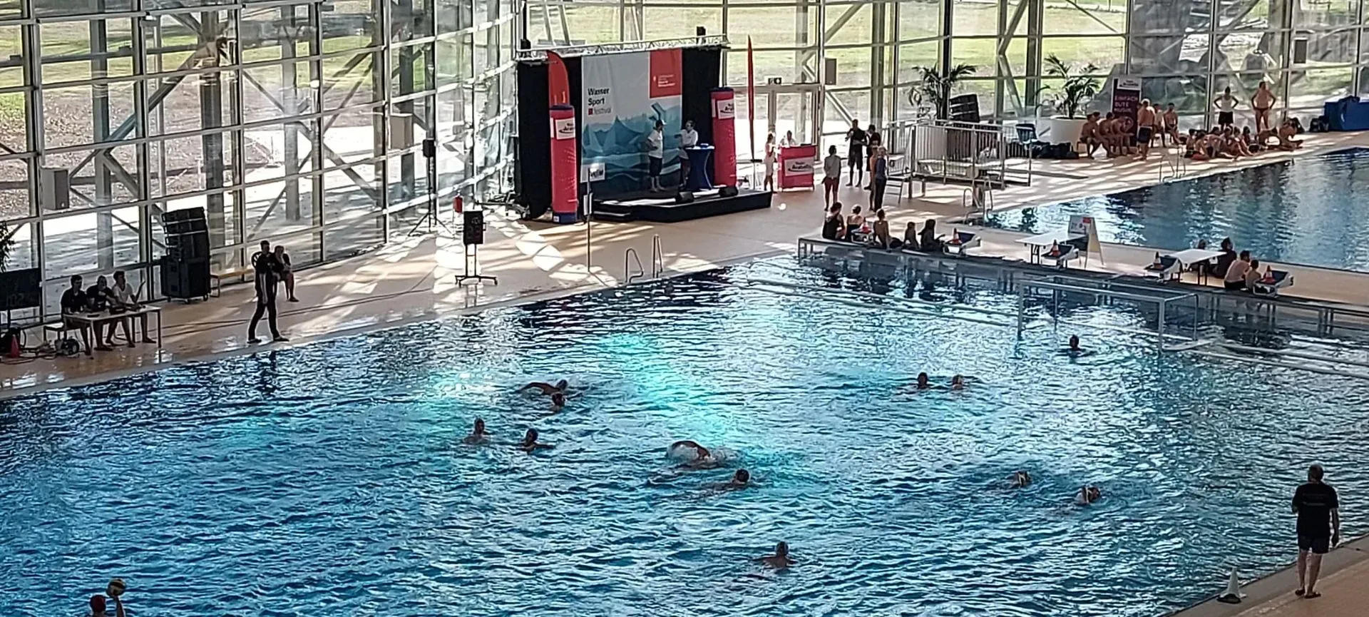 Sportveranstaltung in einem großen Schwimmbad