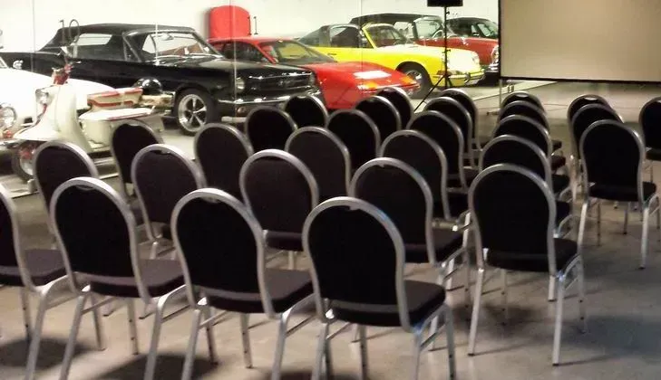 Ein Saal mit Sitzplätzen für eine Fahrzeugausstellung