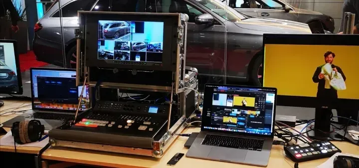 Ein Tisch mit einem Laptop, einem Fernseher und einem Monitor