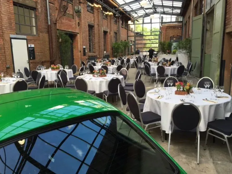 Dekorierter Saal der Manufaktur B26 für Feste und Hochzeiten