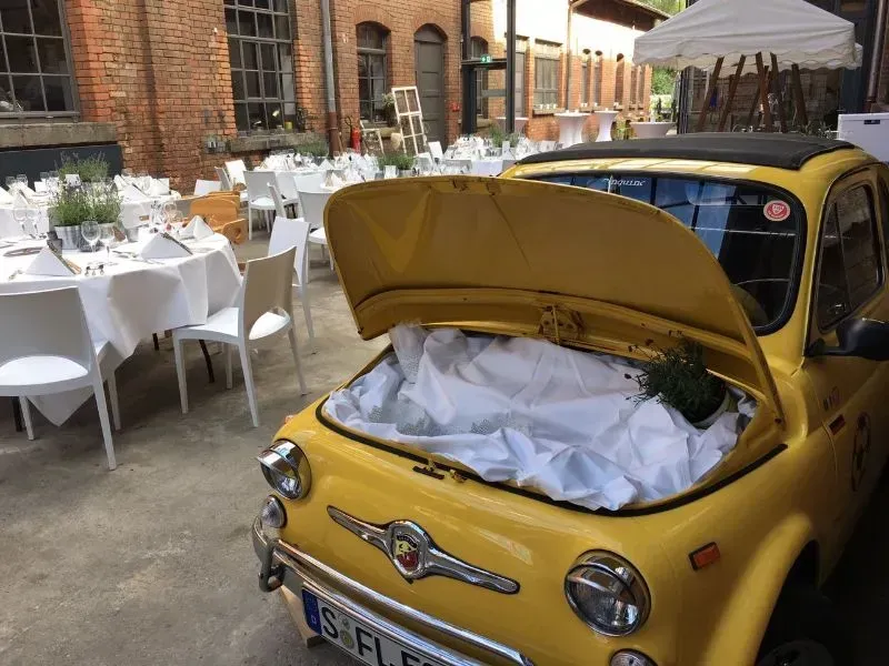 Dekorierter Saal der Manufaktur B26 für Feste und Hochzeiten