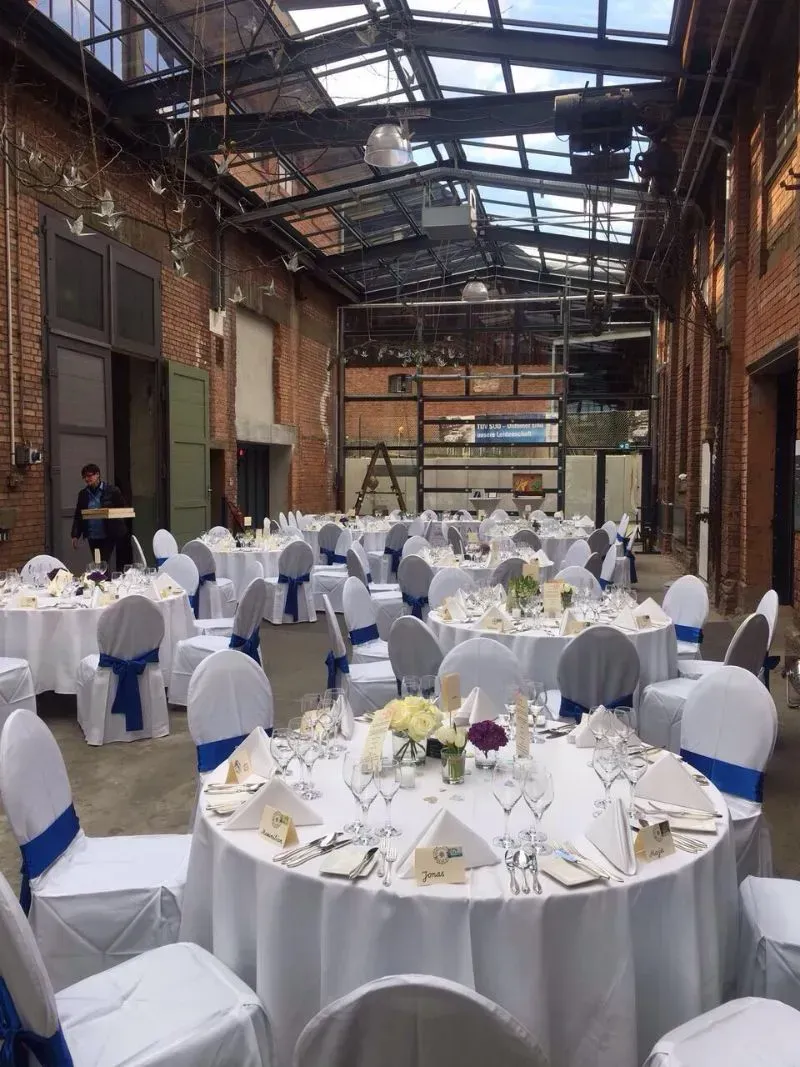 Dekorierter Saal der Manufaktur B26 für Feste und Hochzeiten