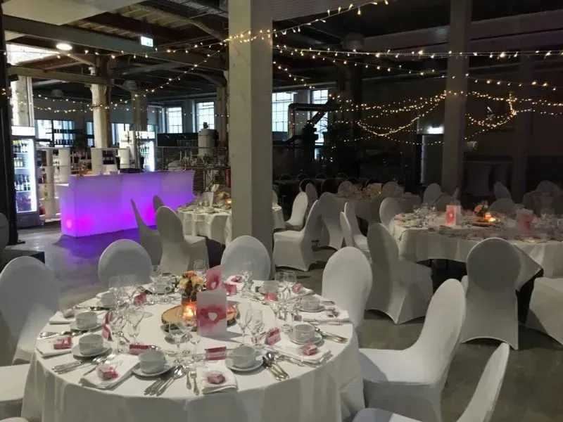 Dekorierter Saal der Manufaktur B26 für Feste und Hochzeiten