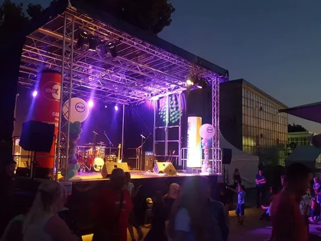 Bühne mit Livebands und Publikum eines Open-Air Stadtfestes