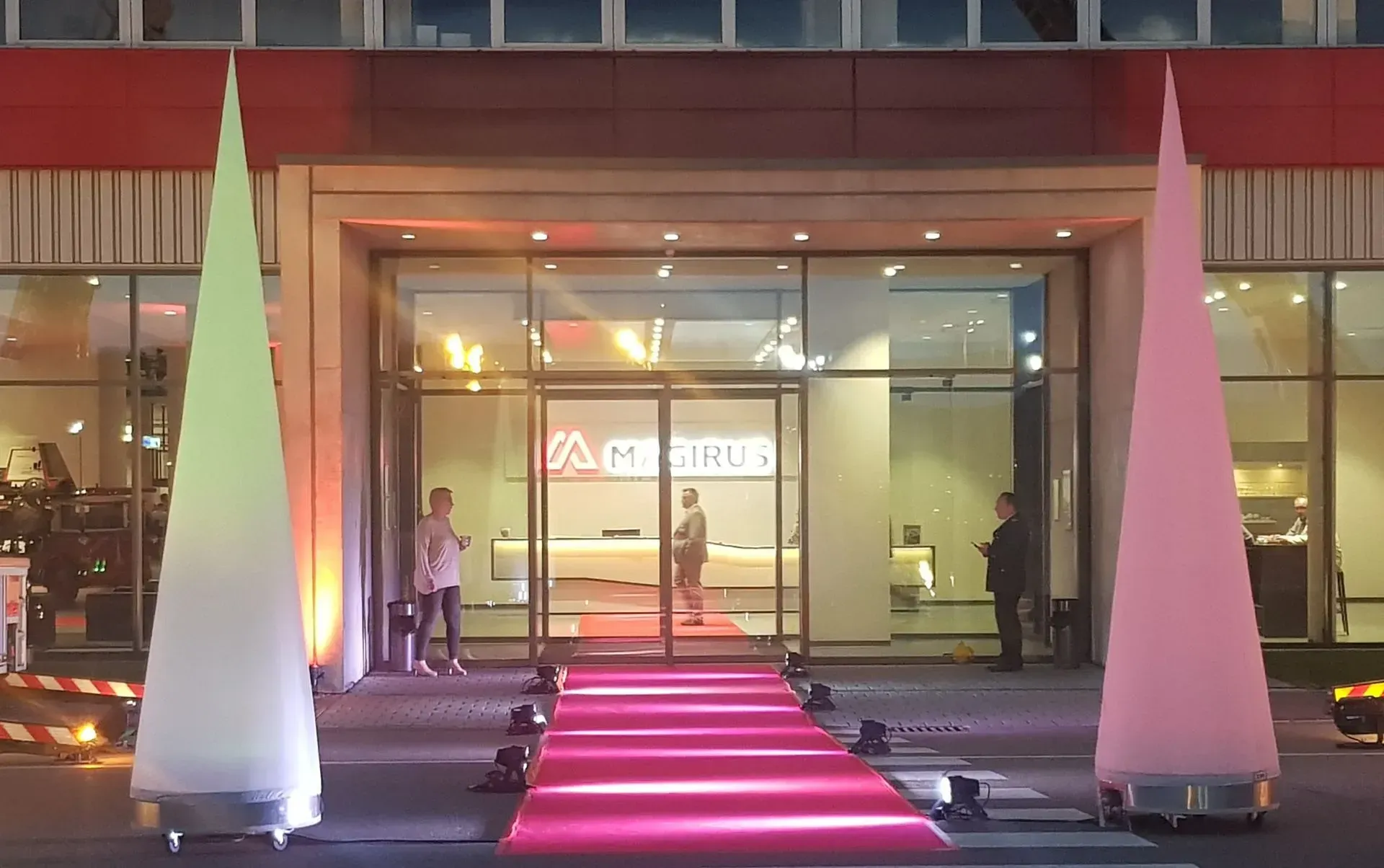 Große Eventlocation mit einem langen roten Teppich