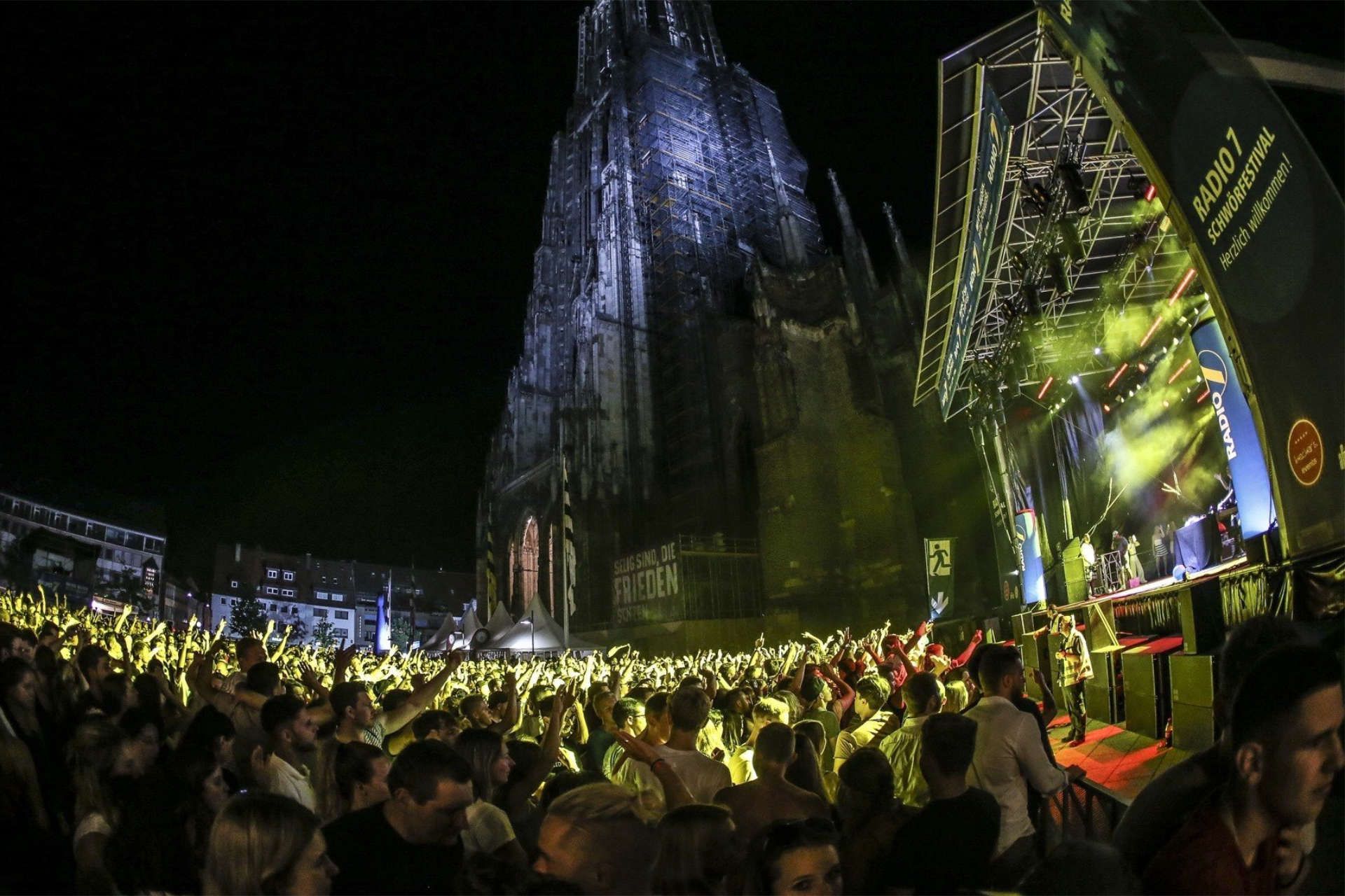 Publikum eines Open-Air-Konzertes vor dem Kölner Dom