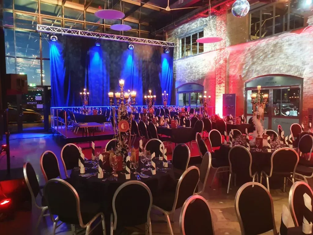 Saal mit Bühne der Oldtimerfabrik Classic in Neu-Ulm