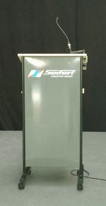 Ein graues Podium mit einem Mikrofon