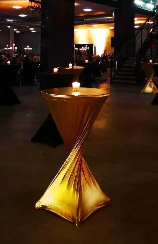 Ein Stehtisch in einem Lokal mit Kerzen