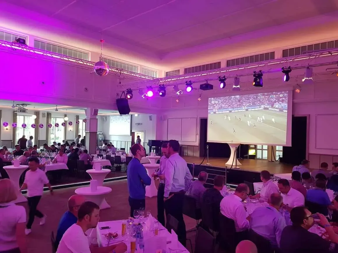 Saal für Veranstaltungen des Wiley Clubs in Neu-Ulm mit Bühne