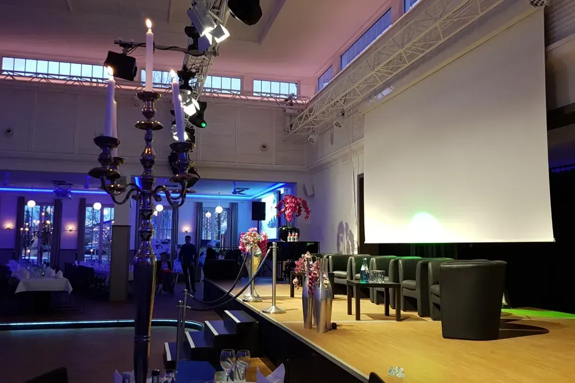 Saal für Veranstaltungen des Wiley Clubs in Neu-Ulm mit Bühne