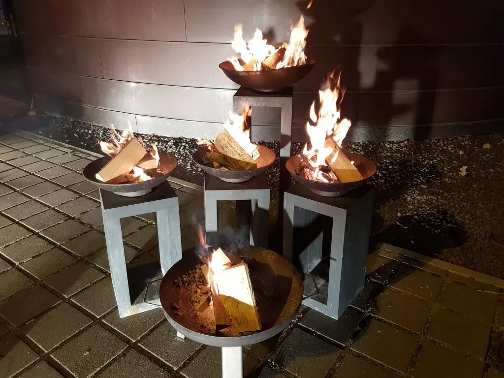 Feuerschalen als Eventdekoration eines Betriebsfestes