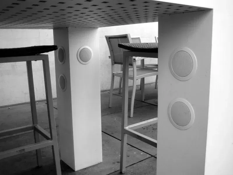 Tische mit eingebauten Lautsprechern
