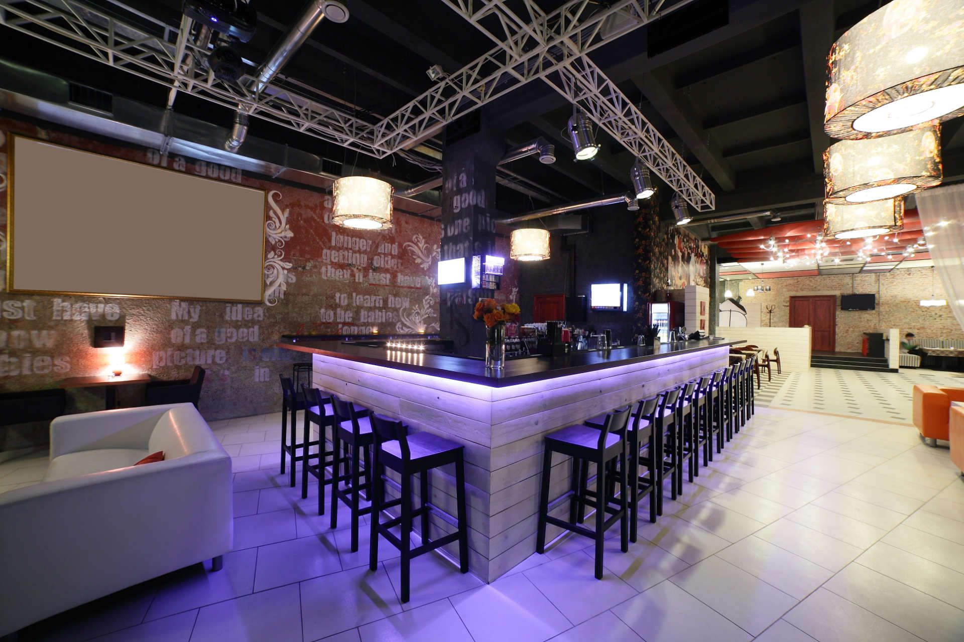 Gaststätte als Eventlocation mit Leinwand für Liveübertragungen, Bar und Eventroom