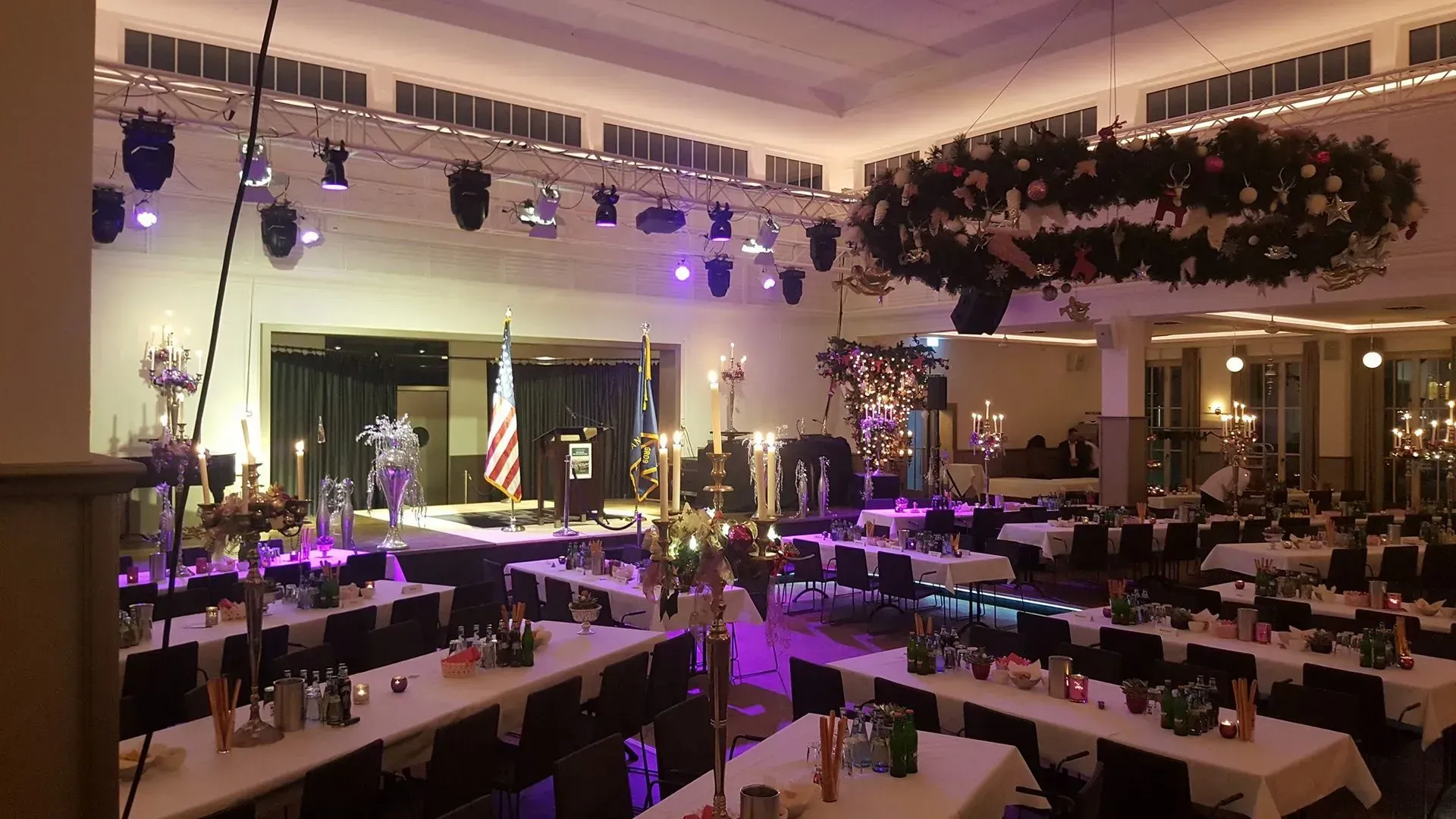 Saal für Veranstaltungen des Wiley Clubs in Neu-Ulm mit Bühne