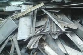 Ein Haufen Altmetall liegt übereinander auf einem Tisch.