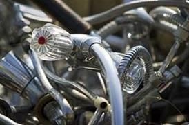 Eine Nahaufnahme eines Wasserhahns auf einem Motorrad.