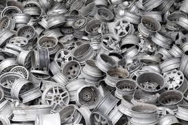 Ein Stapel Aluminiumfelgen liegt übereinander.
