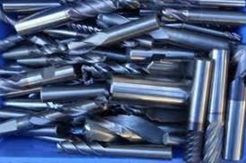 Ein Stapel Bohrer aus Edelstahl in einer blauen Schachtel.